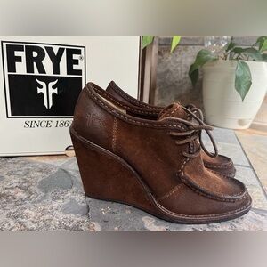 FRYE Caroline Women’s Brown Suede Wedge Lace Up Ankle Boots Booties 8 NEW IN BOX